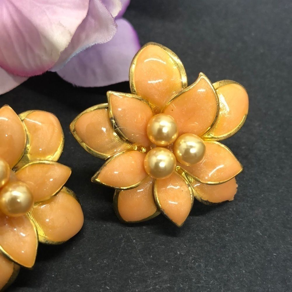 EUC Soft Pearl Peach Floral Earrings Gold Pearl Accent - Picture 2 of 5